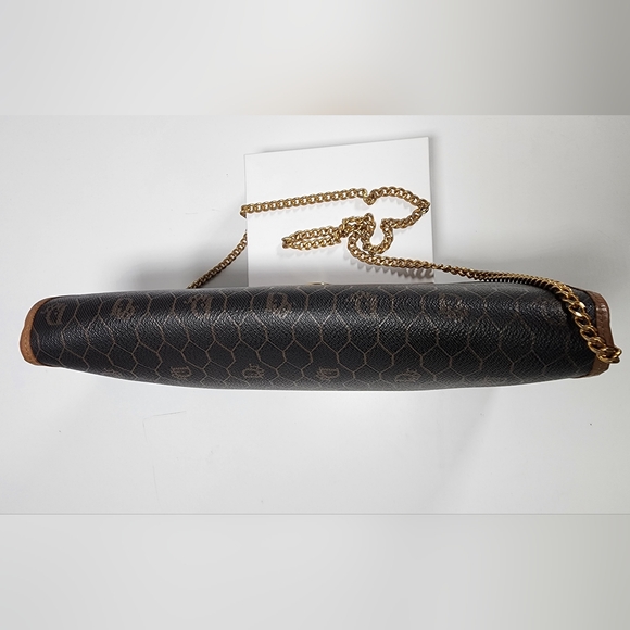 Christian Dior Honeycomb shoulder. The snap button have to press hard to snap - Picture 5 of 16